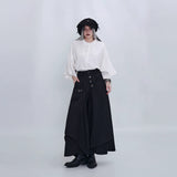 ブラックのスカートパンツ 着用 帽子とコーディネート