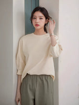 七分袖Tシャツ クリーム 着用 髪に手を添えて