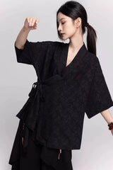 ブラックの刺繍シャツ 着用 腕を上げたポーズ