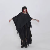 ブラックのアシンメトリートップス 着用 袖を広げた着こなし