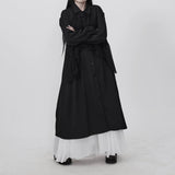 ブラックのフリルワンピース 着用 腕を組んだポーズ