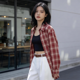レッドチェックシャツ 着用 腰に手を当てて