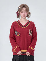 レッドのVネックニット コーディネート