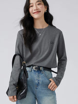 ダークグレーのワッペン付き 長袖Tシャツ 着用 ショルダーバッグのポーズ