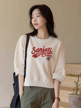 クリームの中袖Tシャツ レッドロゴ柄 着用 横向き