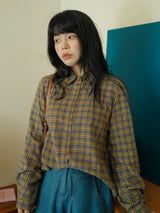 チェック柄シャツ 着用 立ちポーズ 襟元