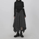 ブラックのハイネック長袖インナートップス 着用 斜め