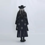 ブラックの水玉ロングシャツ 着用 後ろ姿