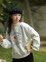 ライトグレーの花柄プリント スウェット 着用