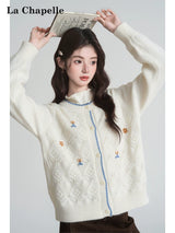 刺繍ニットカーディガン 着用 本を頭上に掲げたポーズ