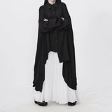 ブラックのロングシャツ 着用 腕を組んだポーズ