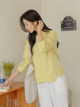 ゆったりTシャツ ライトイエロー 着用 斜め 髪に手を添えて