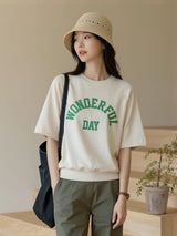 クリームのプリントTシャツ 着用 帽子と