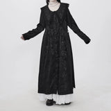 ブラックのジャカードワンピース 着用 腕を広げたポーズ