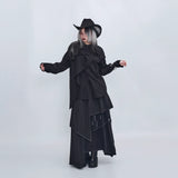 ブラックのドレープシャツ 着用 袖を広げて