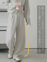 オートミールのカーブパネルライン ワイドスウェットパンツ 着用 裾へ広がるシルエット