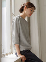 ゆったり中袖Tシャツ ヘザーグレー 着用 窓辺 腰かけて