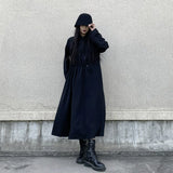 ブラックの長袖シャツワンピース 着用 帽子合わせ