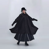 ブラックのロングシャツ 着用 袖を広げて