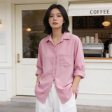 ピンクのサテンシャツ 着用 コーディネート