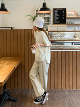 クリームのTシャツ 着用 カフェで横から 全身