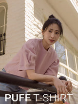 パフスリーブTシャツ ピンク 着用 手すりに寄りかかって
