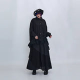 ブラックのロングシャツ 着用 歩く姿