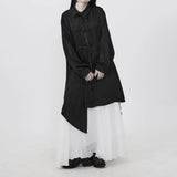 ブラックの盤扣シャツワンピース 着用 手を前に