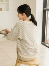 カーキストライプのTシャツ 着用 後ろ姿