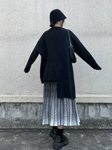 ブラックのニットトップス 着用 後ろ姿