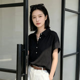 ブラックのポロ襟半袖シャツ 着用 正面