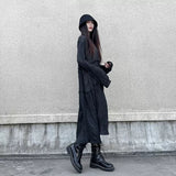 ブラックのロングワンピース 着用 横向き