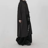 ブラックのトレンチコート 着用 横姿