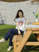 イラストプリントTシャツ 着用 ベンチに座って