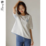 ホワイトのTシャツ 着用 髪に手を添えて