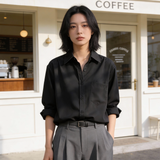 ピンクのサテンシャツ 着用 コーディネート