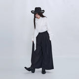 ブラックのスカート風ワイドパンツ 着用 歩くポーズ