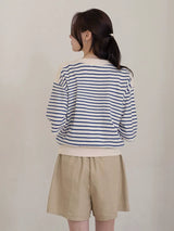 ブルーのボーダーTシャツ 着用 後ろ姿
