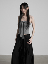 グレーのチューブトップとワイドスカートパンツ 上半身のアップ