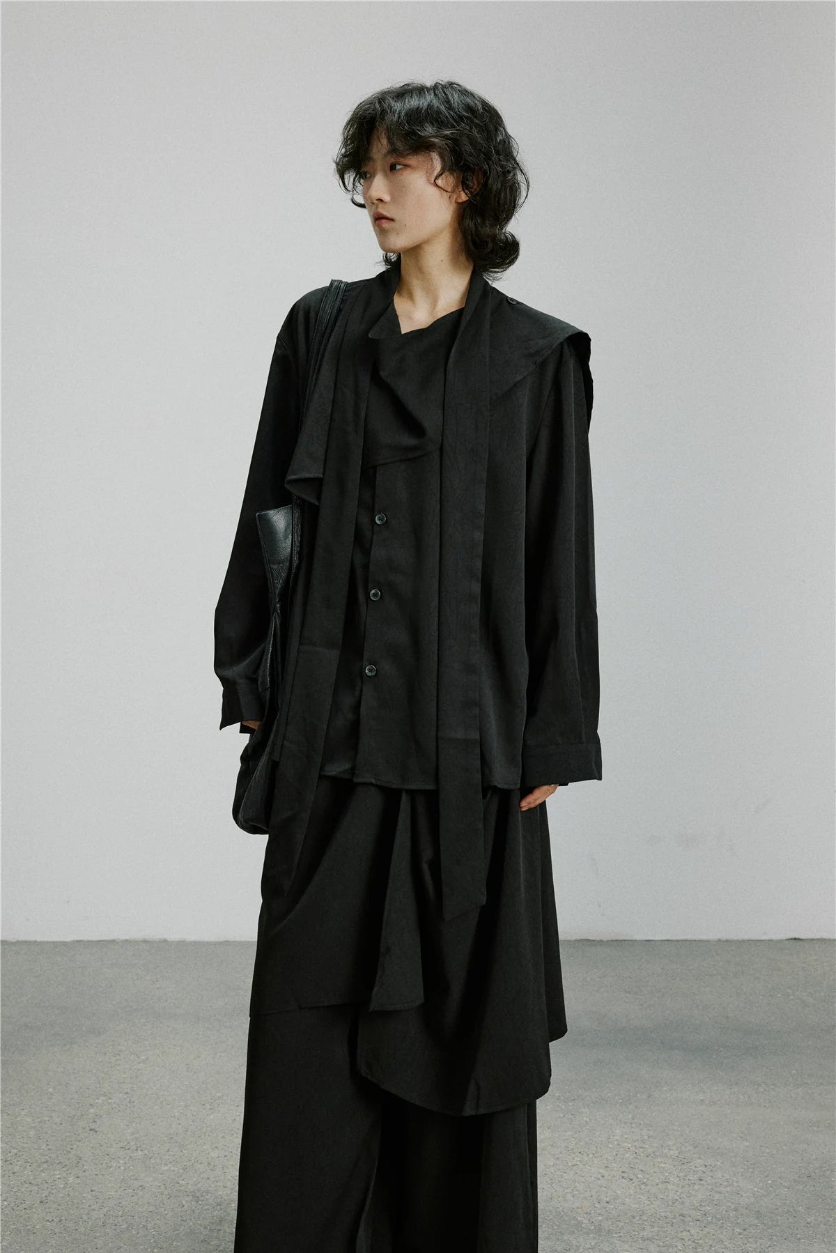 SUNYVONNEシリーズ｜アシンメトリー リボンタイ 長袖シャツ｜織り柄 ドレープ ゆったり ブラック・ブラウン・オフホワイト M〜XL