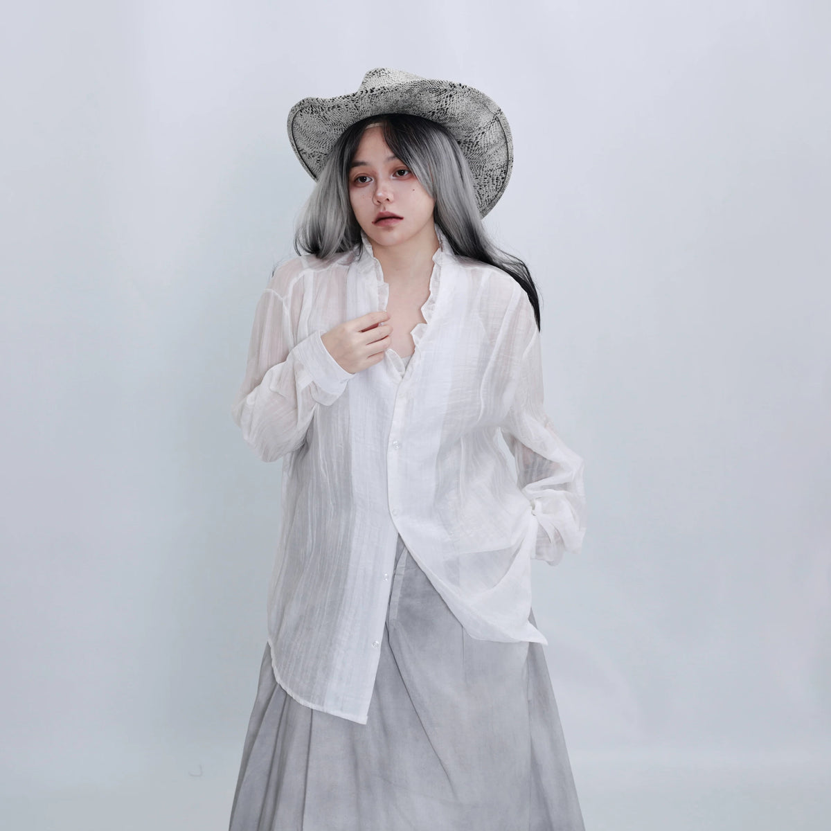 隠覓シリーズ｜フリル立ち襟 しわ感シャツ｜縦じま調 半透け ゆったり ドロップショルダー ホワイト／ブラック フリー