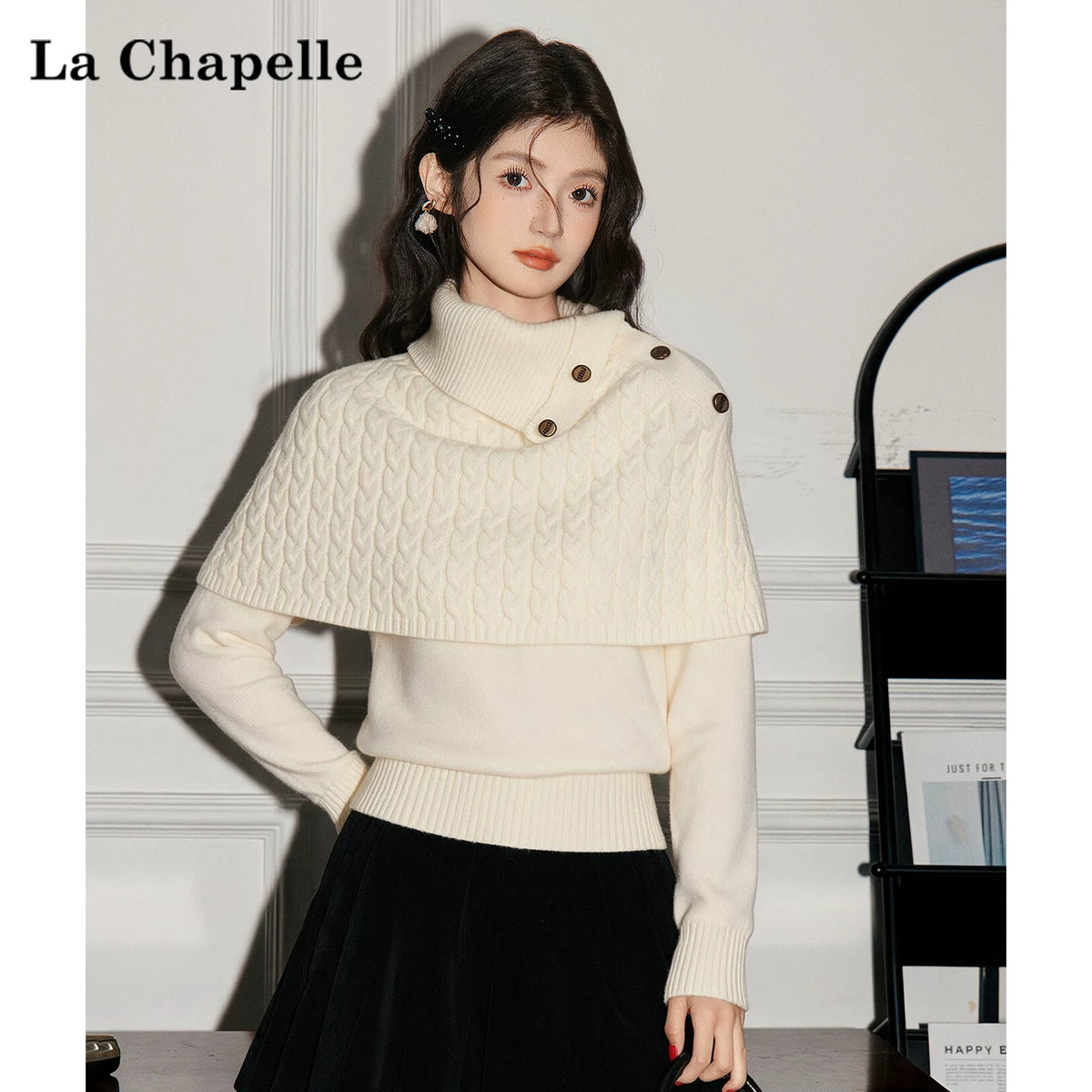 LaCシリーズ｜ケープ風 ハイネック ケーブルニット｜サイドボタン オフホワイト・レッド ゆったり 微伸縮 S〜L