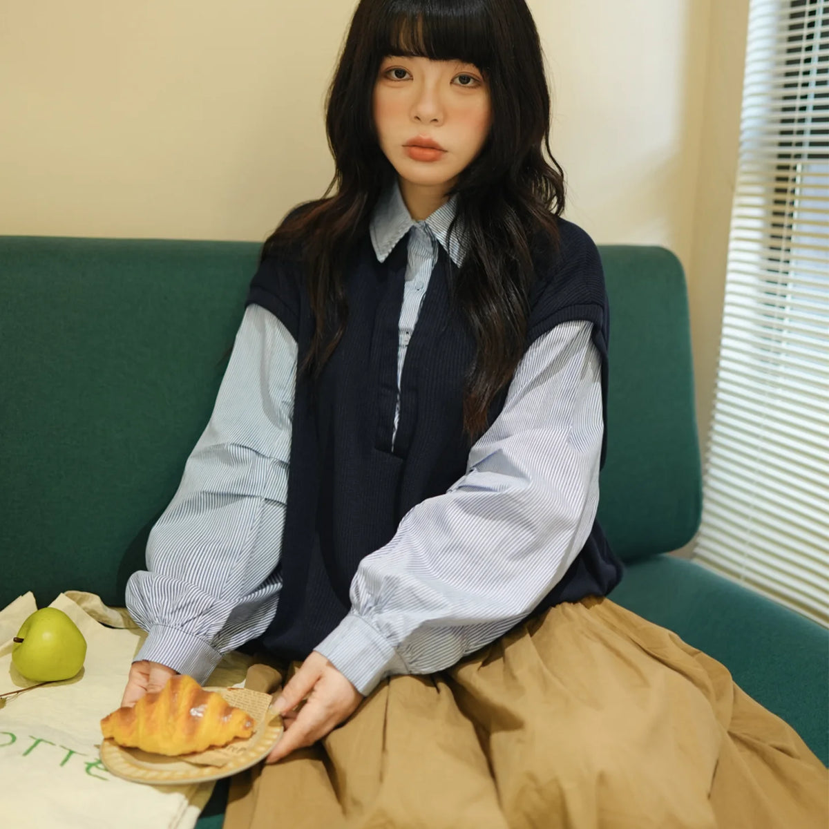 陽光蘿莎シリーズ｜ストライプシャツ重ね着風 ニットベスト｜ゆったり 襟付き ネイビー S〜XL