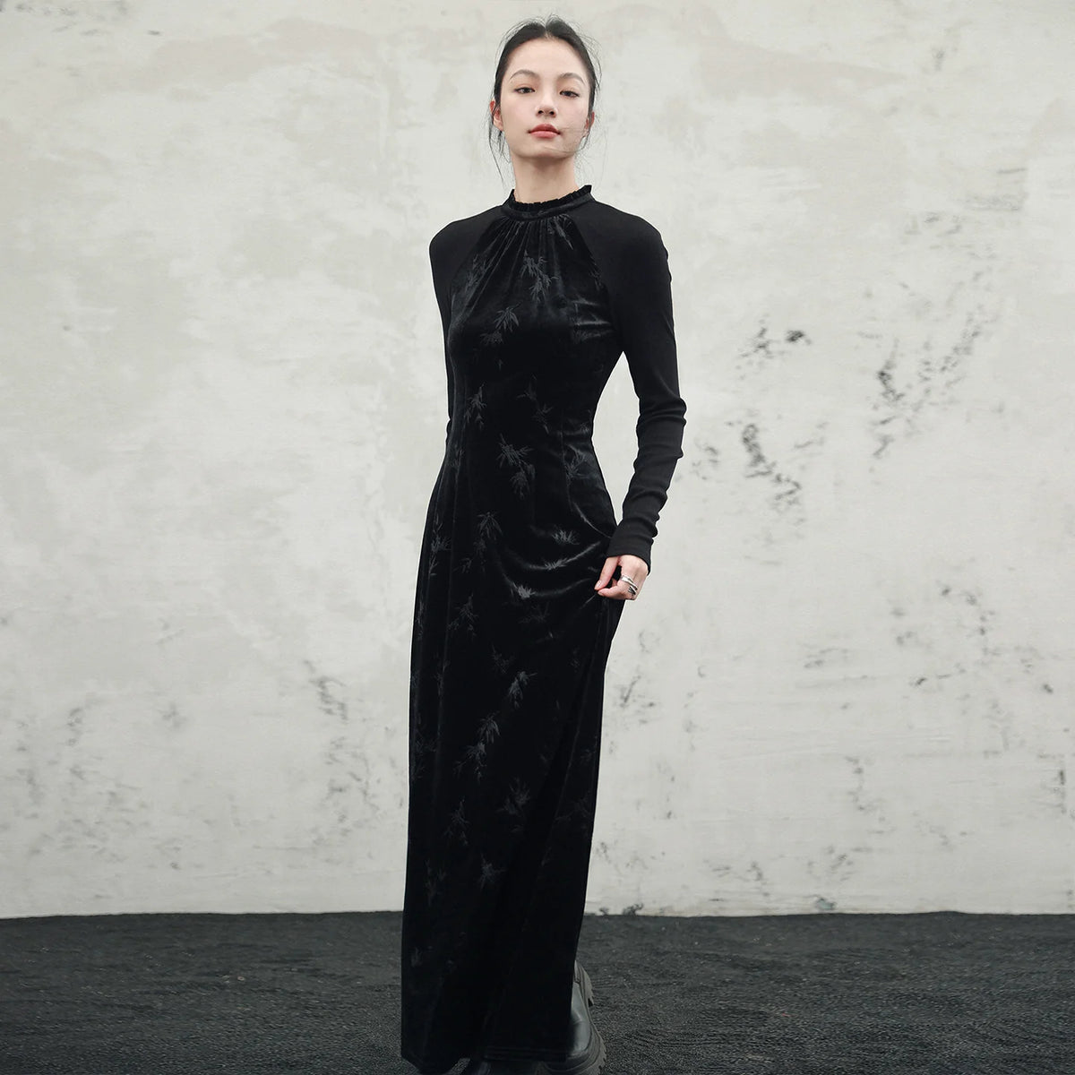 大青龍肆シリーズ｜ベルベット 竹の葉エンボス ロングワンピース｜フリルトリム ラグランスリーブ ブラック S・M