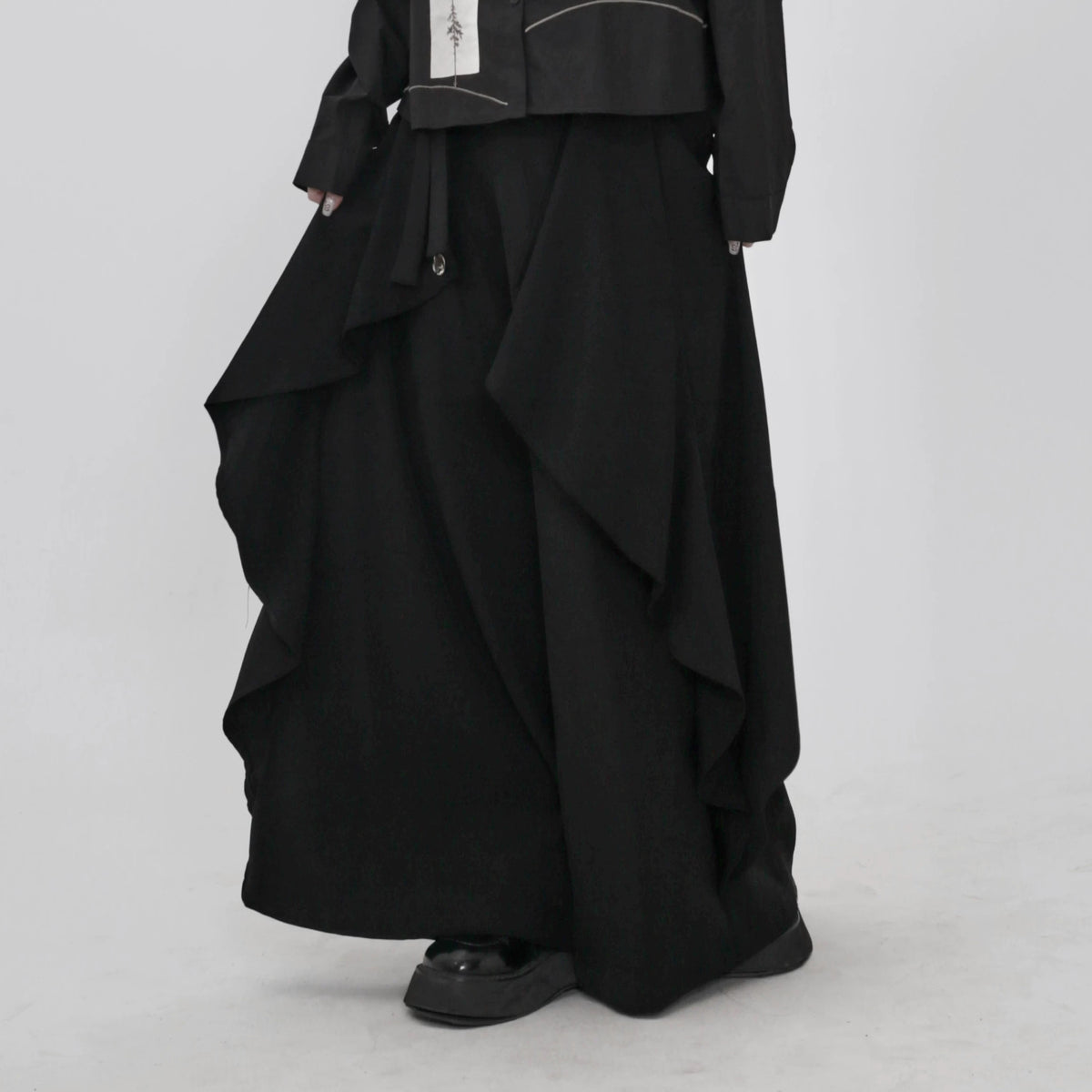 隠覓シリーズ｜黒のレイヤードワイドパンツ｜不規則に重なる裾 金属ボタン 垂れるひだ ブラック フリーサイズ