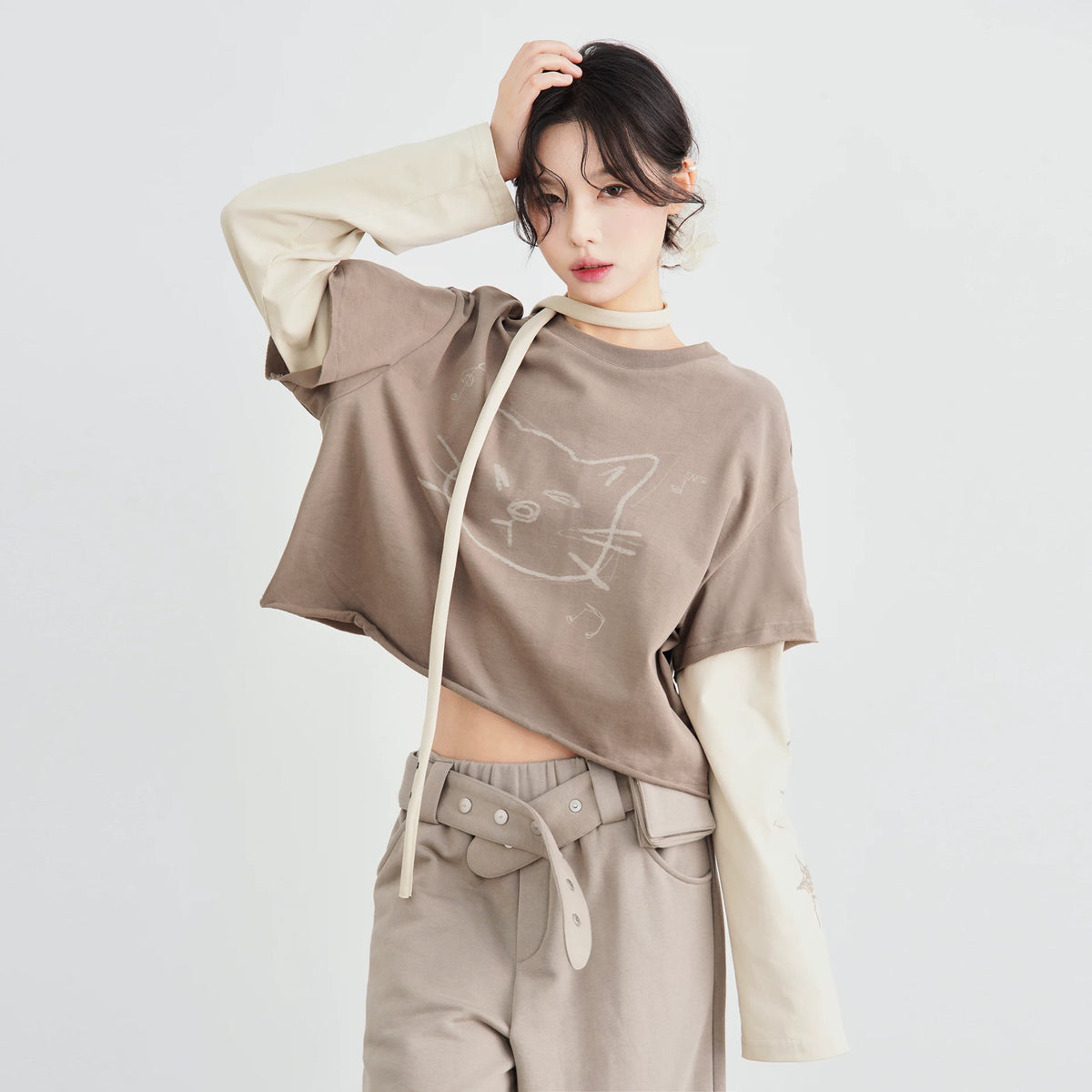 万有引力シリーズ｜フェイクレイヤード ショート丈 長袖Tシャツ｜ネコプリント ネックストラップ付き グレーコーヒー ブラック S〜L