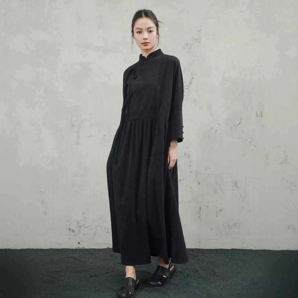 大青龍肆シリーズ｜ブラック コーデュロイ ロングワンピース｜スタンドカラー 斜め前合わせ フレア袖口 S/M