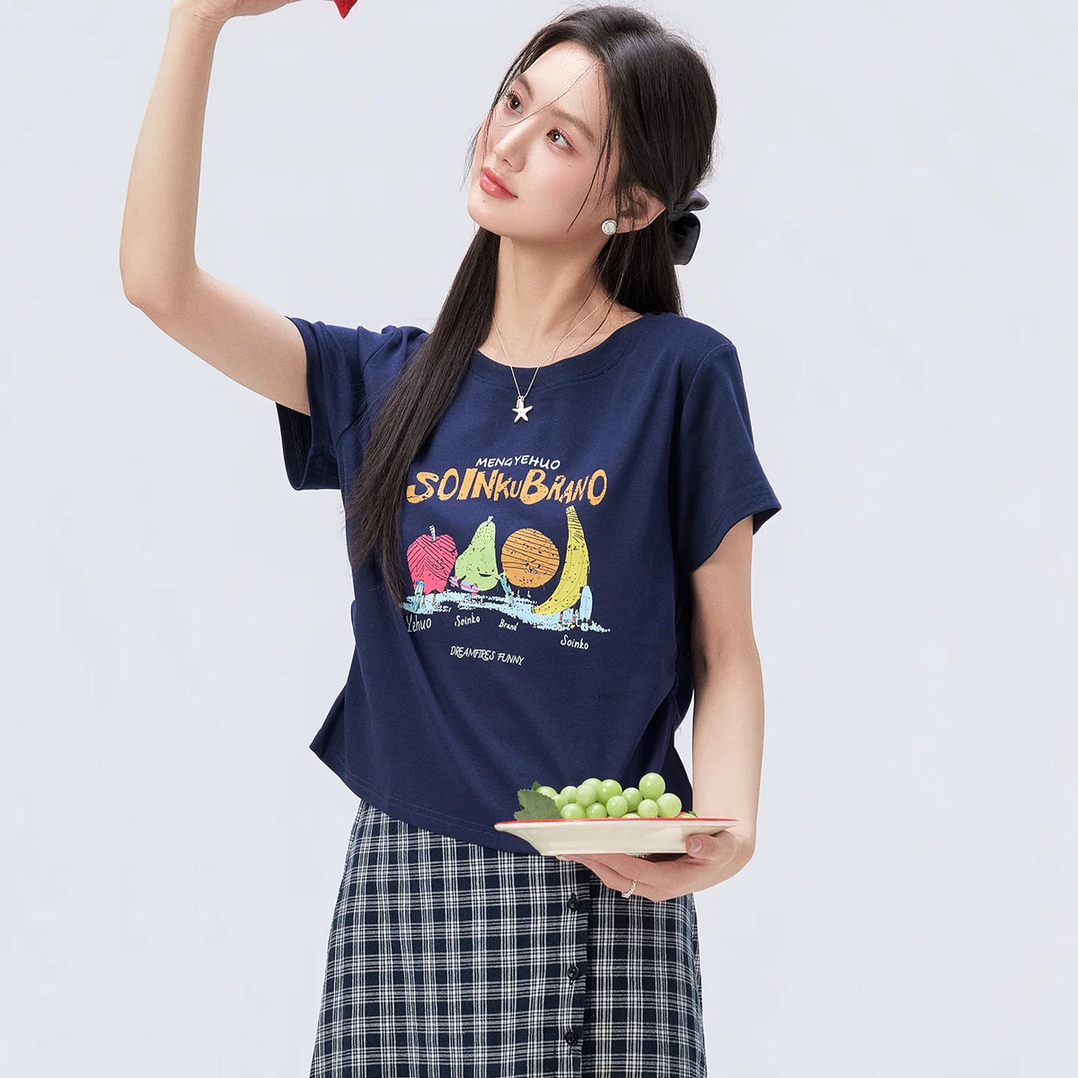 下集シリーズ｜ネイビー フルーツキャラクタープリント 半袖Tシャツ｜正肩 スリム 短め丈 2カラー S〜XL