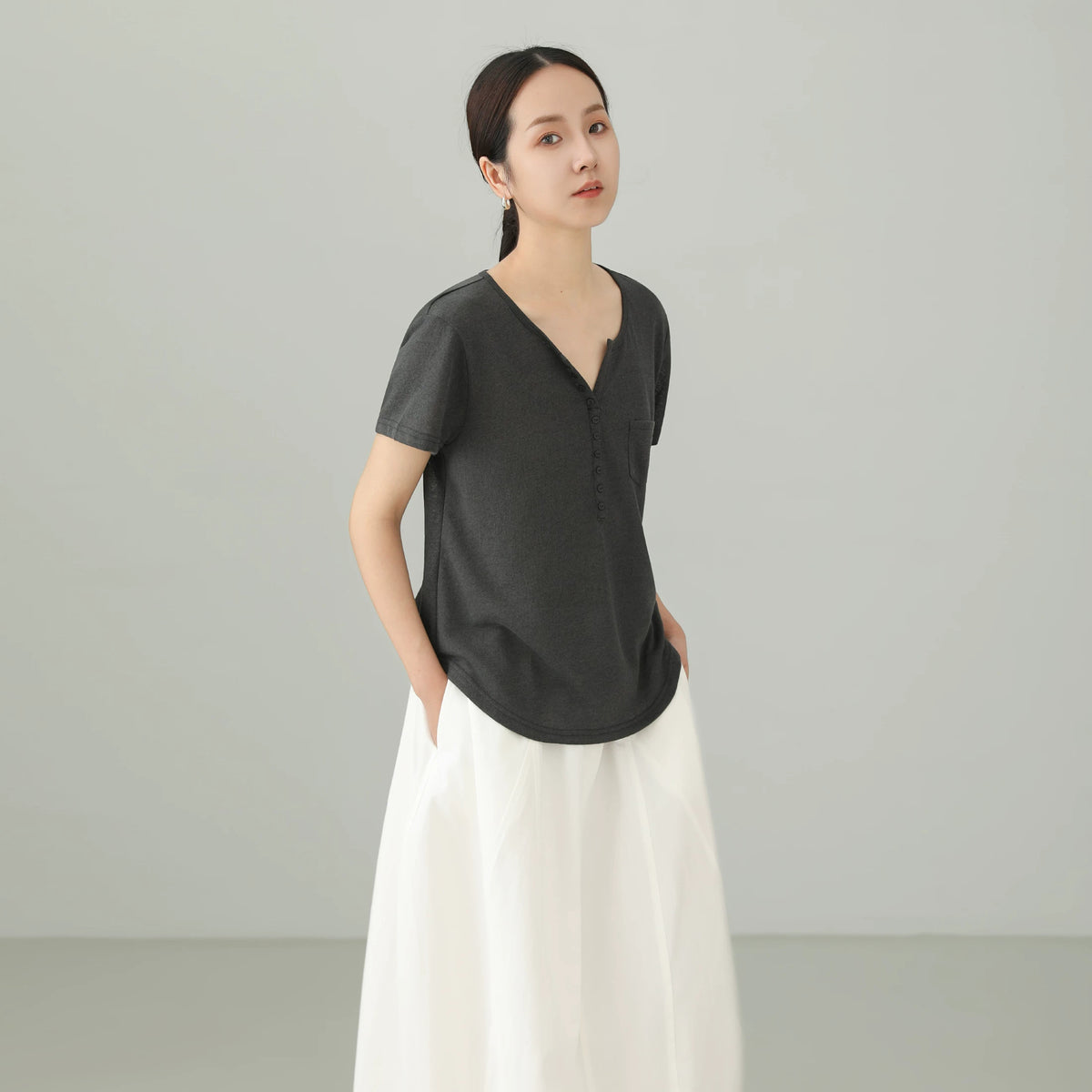 原途シリーズ｜リヨセル混 Vネック 半袖Tシャツ｜小さなボタン 胸ポケット ラウンドヘム ゆったり 薄手 チャコールグレー S〜XL
