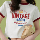 下集シリーズ｜バーシティ風ロゴプリント リンガーTシャツ｜レッドトリム 短め丈 スリム ホワイト S〜XL